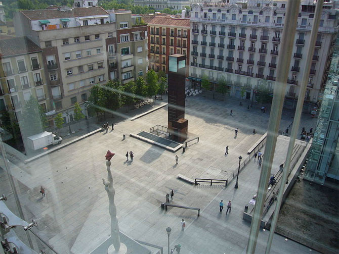 Работы Хуана Гриса, Миро, Дали («Великий мастурбатор»), Пабло Гаргальо, Тапиес и Чильиды соперничают здесь с одной из художественных достопримечательностей Мадрида, «Герникой» Пикассо, перевезённой сюда в 1992 году из «Касон дель Буэн Ретиро»