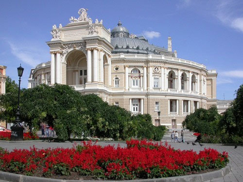 Здание Одесского национального академического театра оперы и балета располагалось несколько выше современного театра, ближе к скверу Пале-Рояль, и воспринималось как памятник молодому городу