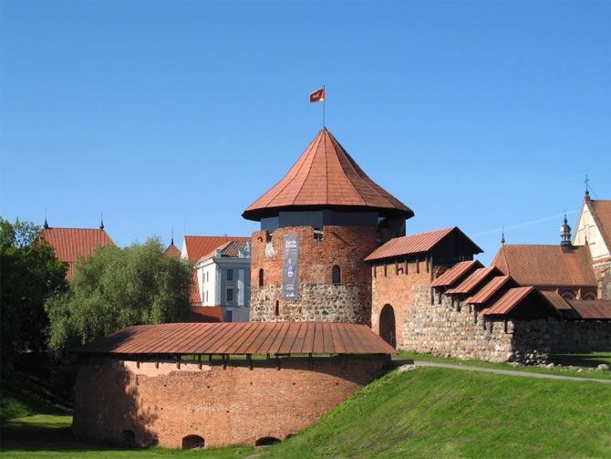 Каунаский замок Построен в стратегически важном месте - слиянии рек Немана и Нерис (Вилии) как опорный пункт в обороне против Тевтонского ордена