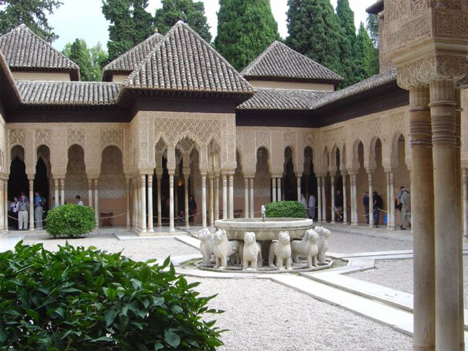 Все внимание архитектора было направлено на внутреннее убранство помещений: полы в Альгамбре устланы пестрой мозаикой, панели стен покрыты разноцветным, с металлическим отливом кафелем