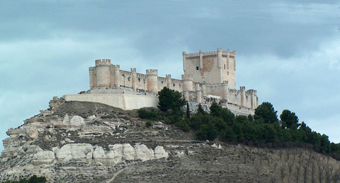 Вход в ядро замка Пеньяфиель находится на северной стене восточного двора, по бокам ворот стоят две полукруглые башни
