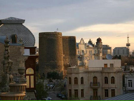 В XII веке Девичья башня вошла в оборонительную систему Баку и явилась главной цитаделью Бакинской крепости, одной из самых мощных крепостей Ширваншахов