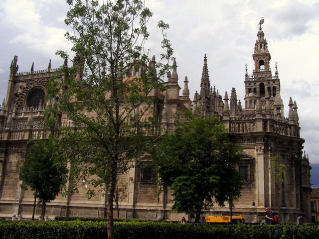 В глубине поперечного нефа Кафедрального Собора Севильи, на возвышении, стоят четыре статуи испанских королей