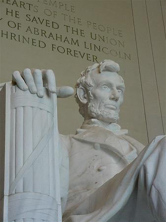 Памятник Линкольну стоит невдалеке от реки Потомак и расположен как бы на одной линии с Капитолием и памятником Вашингтону