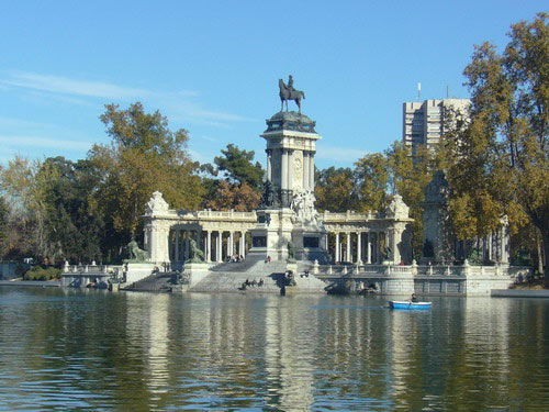 Ретиро — крупнейший (40 га) и известнейший парк города, расположенный между улицей Алкала, проспектом Мендес-и-Пелайо и улицей Альфонса XII
