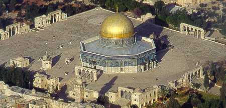 «Купол скалы» называют еще мечетью халифа Омара, который в 636 году (через четыре года после смерти пророка) вошел со своим войском в Иерусалим и вступил на то место Храмовой горы, откуда и был вознесен на небо Мухаммед