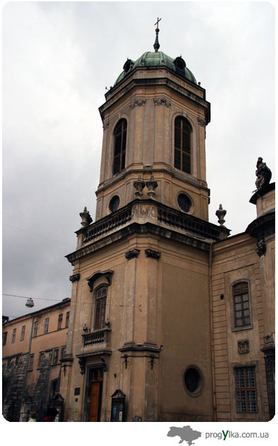 Доминиканский монастырь и Костёл выполнен в камне, в плане представляет вытянутый крест с овальной центральной частью, две радиально расположенные часовни, прямоугольными алтарём и притвором