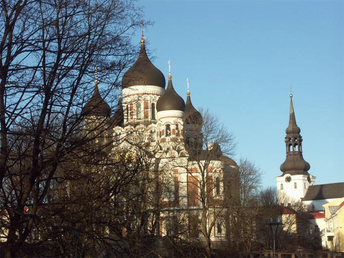 Собор Александра Невского построен в 1900 году - по эстонскому преданию, на месте могилы национального героя Калевипоэга