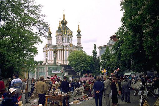 Еще в начале  августа 2006 года в Киеве Подольской райгосадминистрацией был поднят вопрос о реконструкции Андреевского спуска
