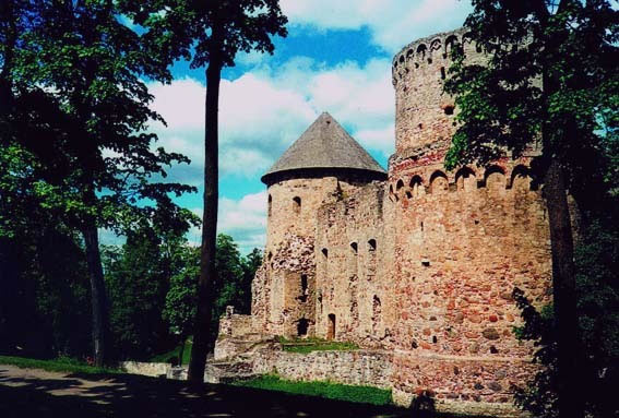 Замок был восстановлен только к 1633 году под чутким руководством графа Уксенштерна, но это были уже финальные аккорды былого величия – Цесиский замок был уже далеко не такой неприступный, как раньше