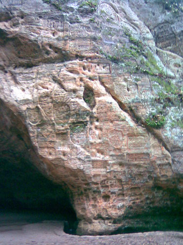 Пещера Гутманя (18,8 м в длину, 12 м в ширину, 10 м), у подножия горы Тауретаю