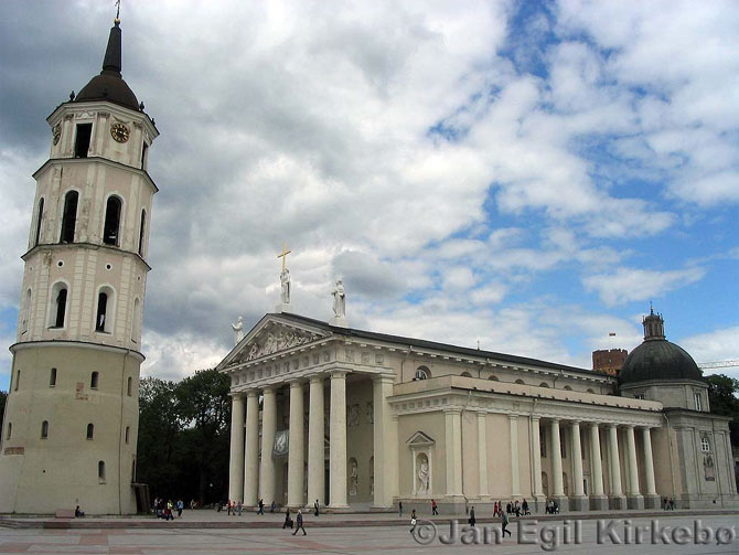 Кафедра́льная пло́щадь (лит Katedros aikštė) в Вильнюсе — одна из главных площадей в городе