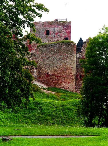 Это замок в городе Бауска на юге Латвии