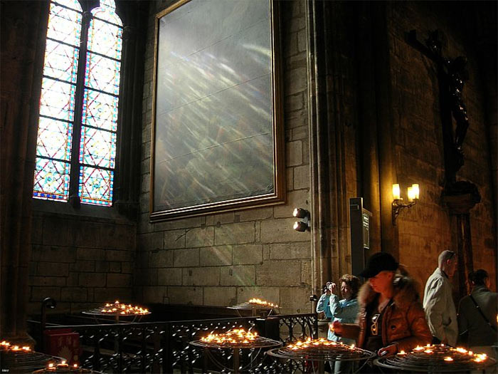 Изображения на витражах Собора Парижской Богоматери выполнены в соответствии со средневековыми канонами
