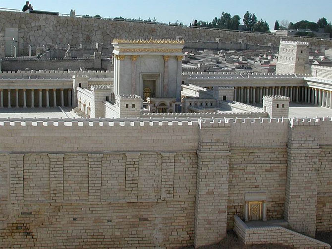 Главнейшими частями храма, как и в скинии, были святилище (18,5 м длины, 9,2 м ширины и 14,3 м высоты) и Святое святых (кубическое пространство размерами 9,2 х 9,2 х 9,2 м)