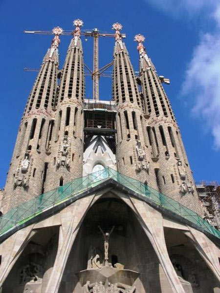 Храм Святого Семейства (Саграда Фамилия)—одна из самых знаменитых (и наиболее посещамых туристами) достопримечательностей Барселоны