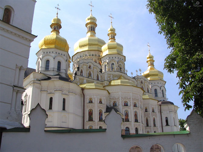 Киево-Печерская лавра со множеством церквей, башен и монастырей, расположенных вдоль подземных лабиринтов и монашеских келий
