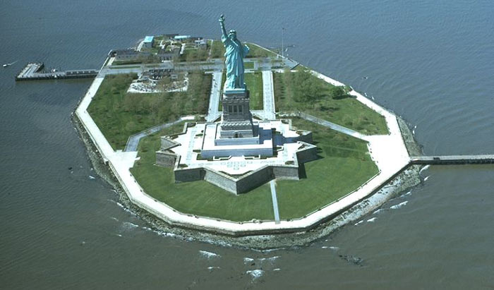 Остров Свободы находится примерно в 3 км на юго-запад от южной оконечности Манхэттена, одного из районов Нью-Йорка