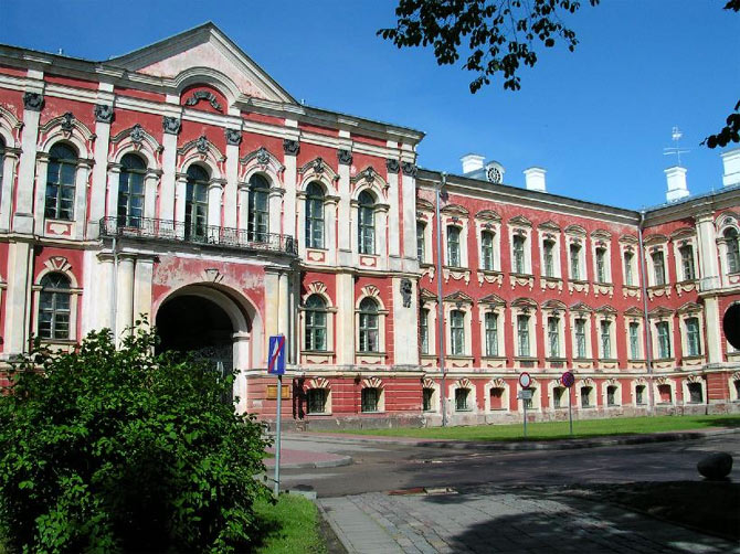 В юго-восточном углу цокольного этажа Елгавского дворца расположена усыпальница курляндских герцогов, оборудованная в 1820г