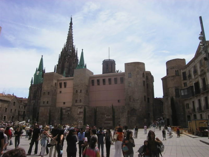 Сооружение Кафедрального Собора Барселоны началось в 1298 гг