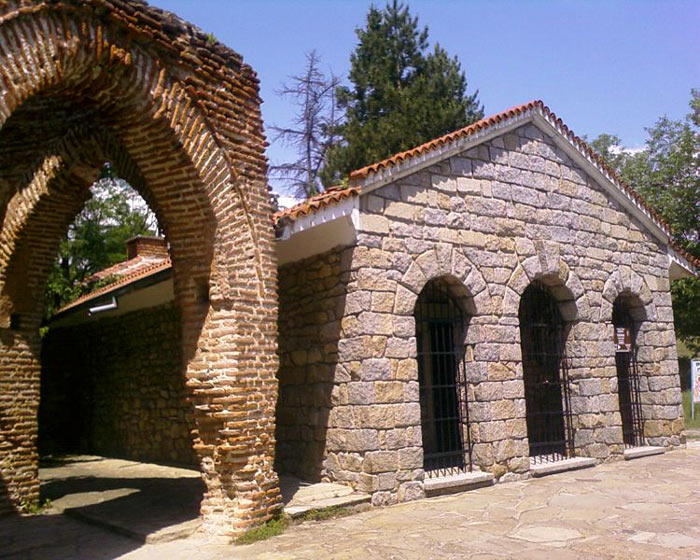 Фракийская гробница — часть древнего некрополя близ города Казанлык