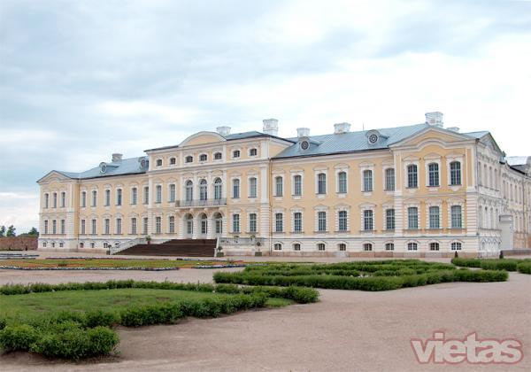 Рундальский дворец  построен по проекту и под личным руководством знаменитого архитектора Ф