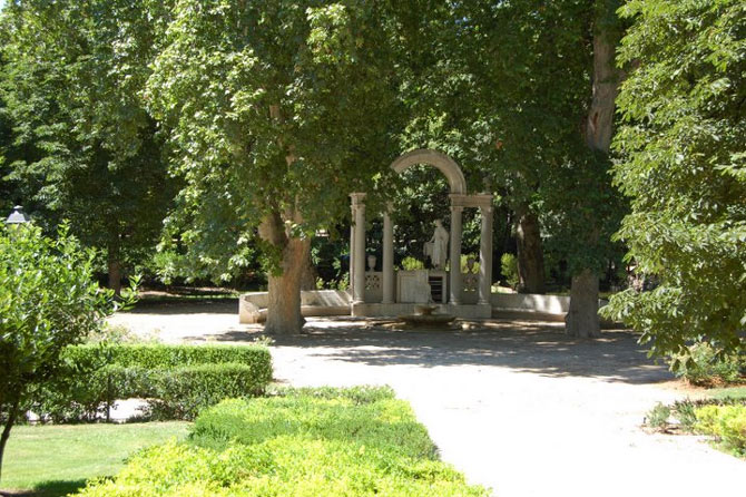 Ретиро - самый главный и самый популярный парк Мадрида, известный не столько своими размерами (12 гектаров), сколько своей историей