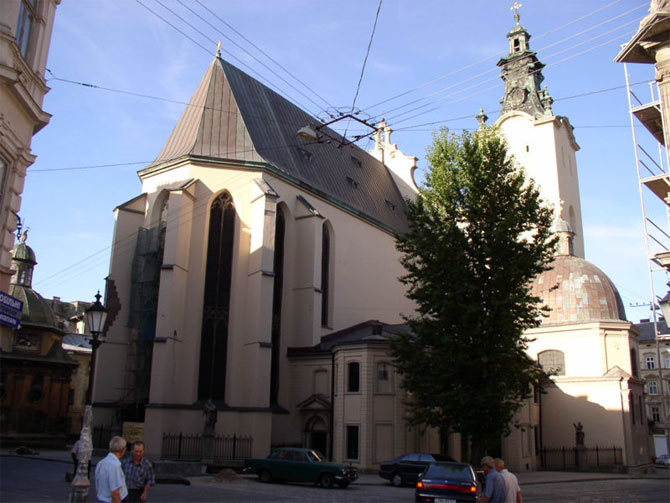 Латинский кафедральный собор был основан на месте православной Успенской церкви, перенесенной на улицу Русскую