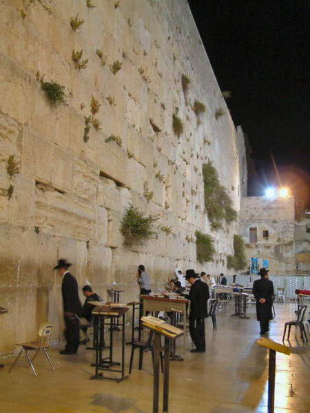 Западная стена, известная также как Стена Плача, или просто Стена – единственное, что осталось от Второго Храма