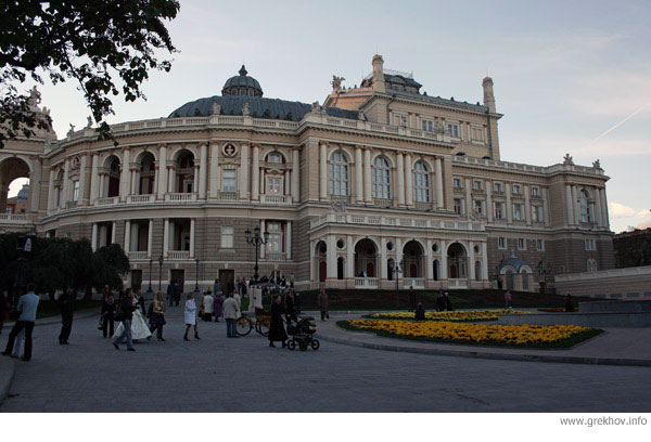 В марте 1925 года в Одесском национальном академическом театре оперы и балета возник пожар, в результате которого полностью сгорела сцена и пострадал зал
