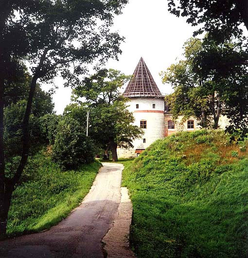 Впечатляющая крепость 15 века была построена Ливонским орденом на месте слияния рек Мемеле и Муса , которые когда - то защищали границу територии Ливонского ордена