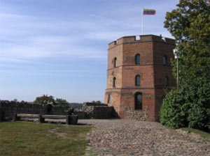 На башне Гедимина впервые литовский флаг был поднят 1 января 1919 года небольшой группой добровольцев литовской армии под командованием Казиса Шкирпы