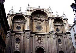 В южном нефе собора Гранады расположен вход в Королевскую часовню – выполненную в позднем готическом стиле погребальную часовню «Католических монархов» (как называли Фердинанда II Арагонского и Исабеллу I Кастильскую), построенную для собора в 1506-21 гг