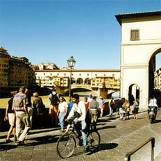 Этому мосту была оказана высочайшая честь: по нему Козимо I Медичи ежеутренне отправлялся из своего дворца во дворец Векиио - заниматься государственными делами