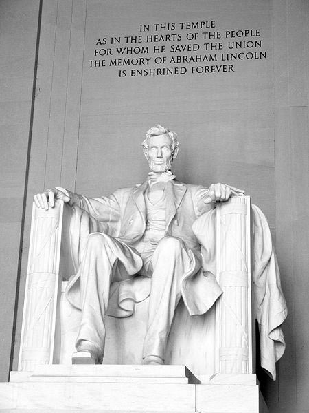 Внутри мемориала Линкольна, расположенного на самом берегу реки, находится статуя - Президент представлен сидящим в кресле