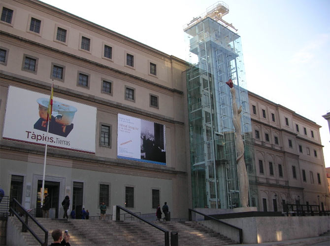 Музей современного искусства имени Королевы Софии полностью посвящен современному искусству