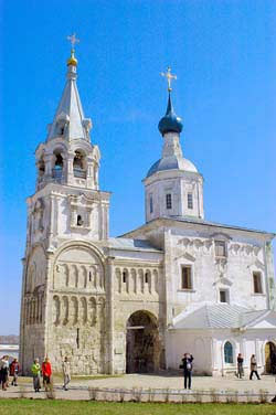 Поселок Боголюбово расположен в 14 км восточнее города Владимира, на холмистой гряде вдоль старого русла реки Клязьмы