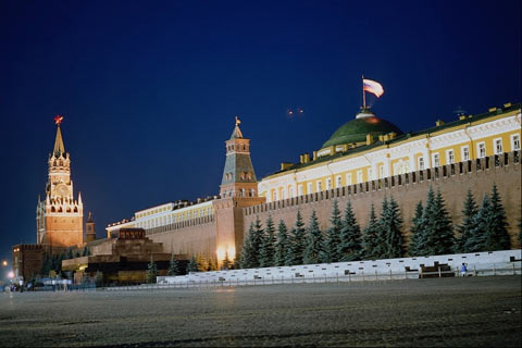 Кремль окружают стены с башнями общей длиной 2235 метров
