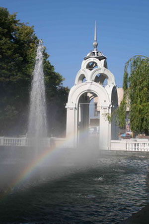 Зеркальная струя построен в 1947 году по типу такого же фонтана в Кисловодске