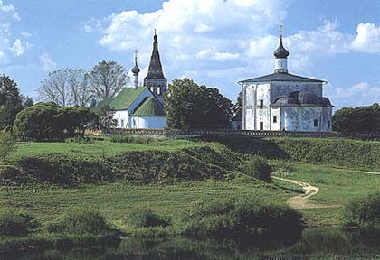 Боголюбово - поселок городского типа в десяти километрах от Владимира, известный своим монастырем и красивыми окресностями