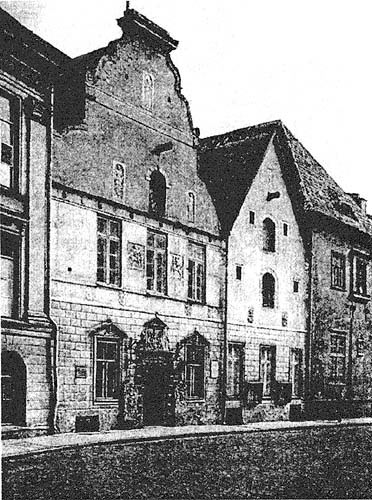 В 1597 году здание Черноголовых подверглось очередной серьезной перестройке, в ходе которой его фасад был обильно украшен орнаментами и элементами в стиле ренессанс