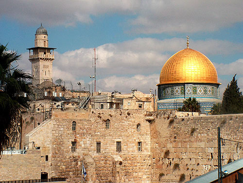 Мечеть «Купол скалы» вознеслась над самым высоким местом Иерусалима еще на высоту сорок метров, настолько поражая всех (коим великолепием и красотой, что многие считали ее восьмым чудом света