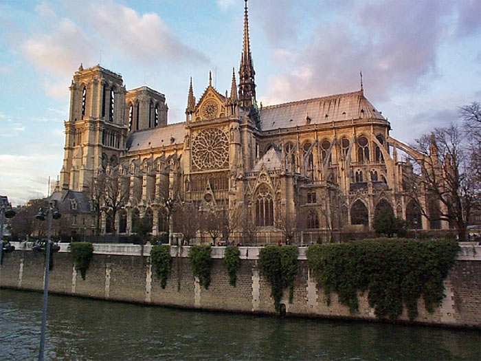 Воспетый Гюго Собор Парижской Богоматери также считается главным храмом и духовным центром Парижа