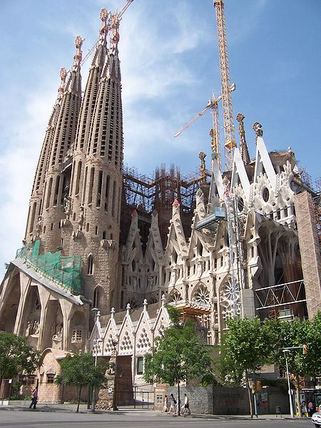 Одним из символов Барселоны считается собор Святого Семейства (Sagrada Familia)