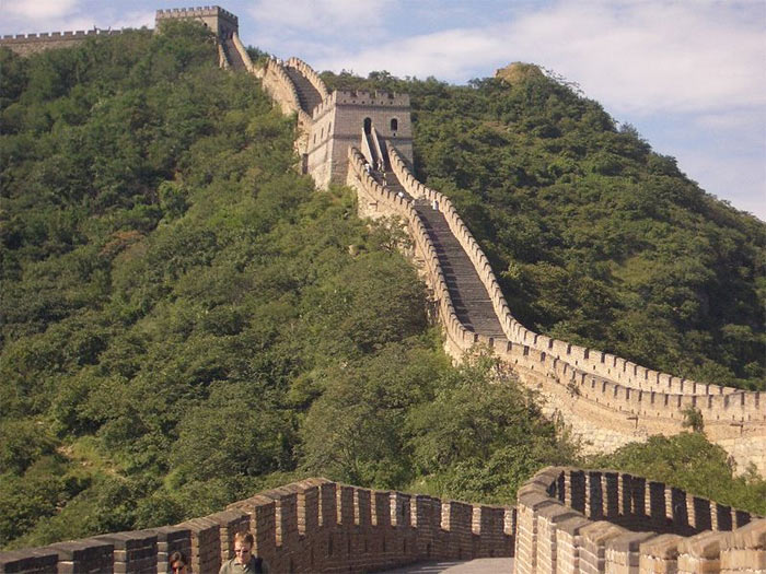 Великая китайская стена – одна из самых главных достопримечательностей Китая, символ Поднебесной, знакомый каждому иностранному туристу
