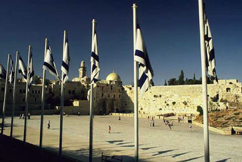 Второй Иерусалимский храм испытывал различные перемены судьбы, смотря по тому, одолевали ли евреев враги, особенно сирийцы, или усиливались ревнители закона и отечественной свободы