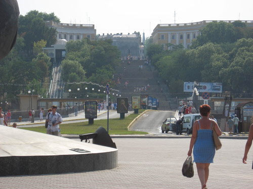 Рядом с потемкинской лестницей действует фуникулёр, соединяющий Приморскую улицу с Приморским бульваром