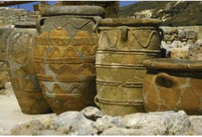 Высокие глиняные сосуды, найденные Эвансом, предназначались не для хранения масел и вина, а были своеобразными урнами, в которые наливали мед и в нем консервировали трупы