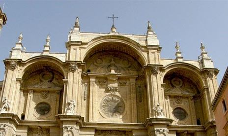 Строительство Собора Гранады началось в 1523 году под руководством Энрике Эгаса, спроектировавшего ее в готическом стиле, с 1525 года его продолжил Диего де Силоэ в стиле Платереско; в 1561 году церковь была освящена, оставаясь незавершенной