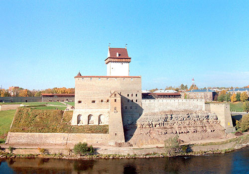 Символом Нарвы является главная башня замка, носящая название - Длинный Герман, отсюда происходит название - замок Германа